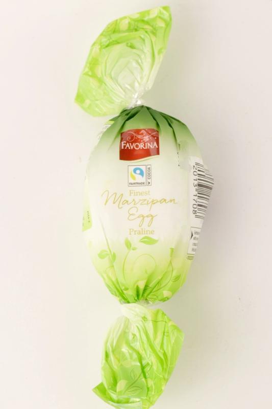 Яйце Марципан із лісовим горіхом у чорному шоколаді Favorina Marzipan Egg Praline 100 г Німеччина