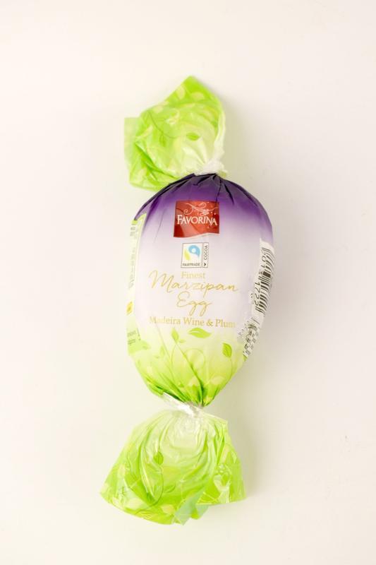 Яйце Марципан з родзинками та рому в молочному шоколаді Favorina Marzipan Egg Rum&Raisin Truffle 100 г Німеччина