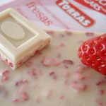 Шоколад без цукру та глютену Torras білий зі шматочками полуниці Іспанія 75 г